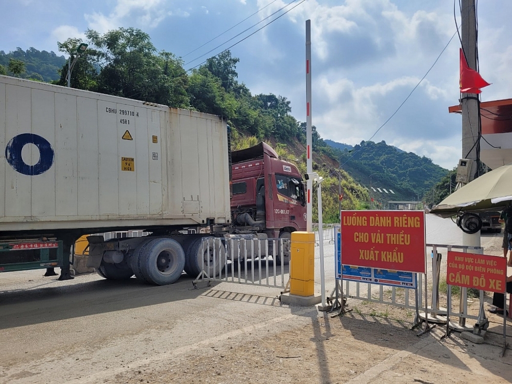 Các container lạnh chở vải quả tươi được di chuyển bằng luồng ưu tiên. Ảnh: H.Nụ
