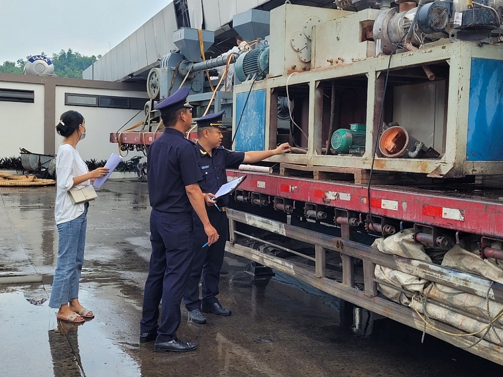 Công chức Hải quan Hữu Nghị kiểm tra mặt hàng máy móc NK. Ảnh: H.Nụ