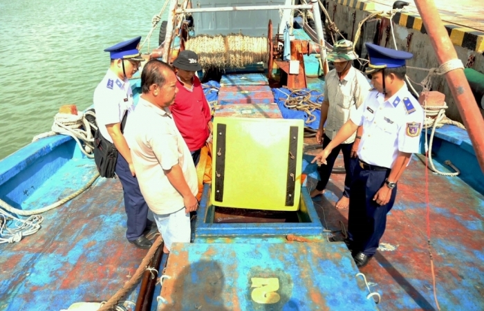 Cảnh sát biển tạm giữ tàu chở 90.000 lít dầu DO không rõ nguồn gốc