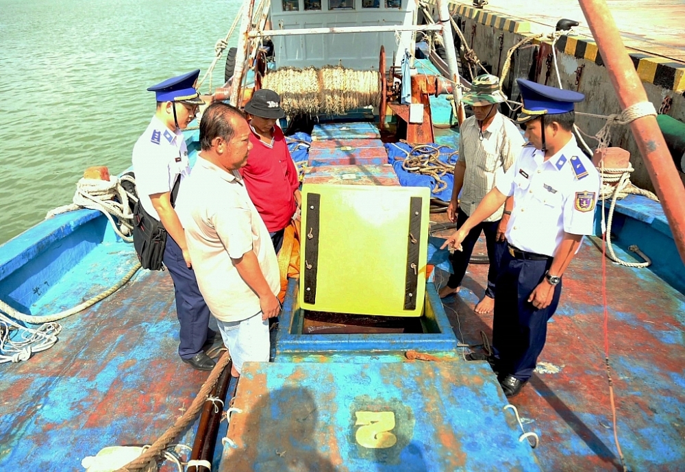 Lực lượng Cảnh sát biển kiểm tra tàu vi phạm.