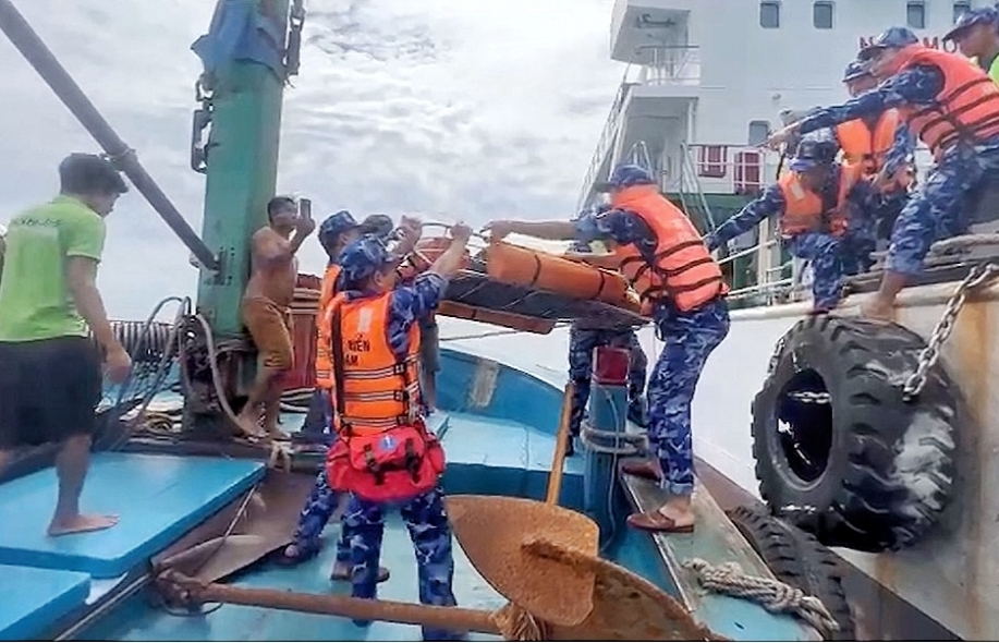 Cảnh sát biển hỗ trợ kịp thời 4 ngư dân gặp nạn trên biển