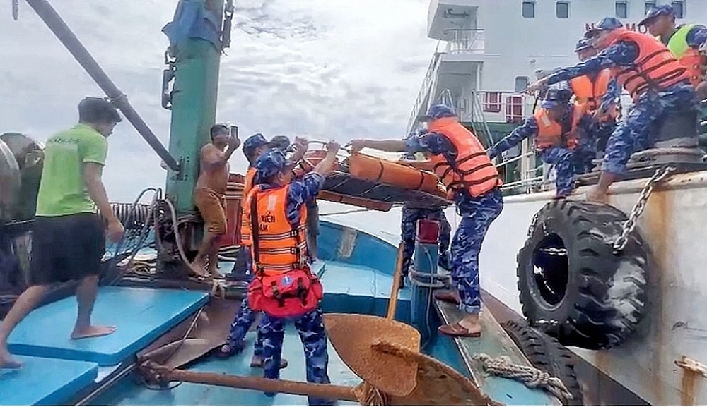 Lực lượng Cảnh sát biển đã kịp thời hỗ trợ ứng cứu 4 ngư dân gặp nạn trên biển. 