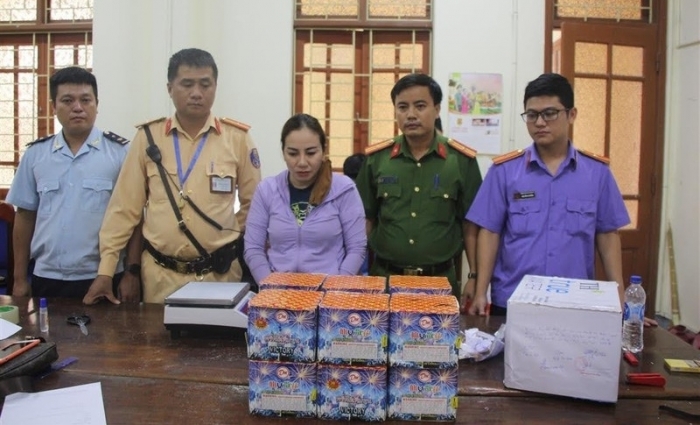 Hải quan Nghệ An bắt đối tượng vận chuyển 2 kg thuốc phiện và 30 kg pháo