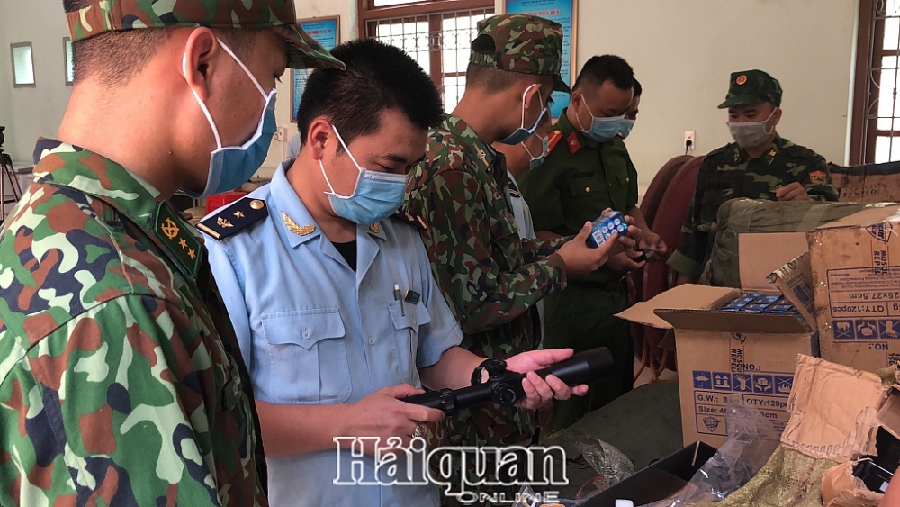 Lực lượng chức năng đã phối hợp thu giữ nhiều mặt hàng hoá. Ảnh: Minh Tuấn 1052 img 7112