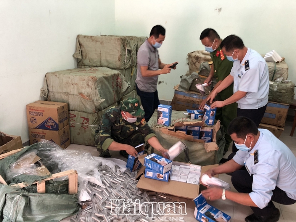 Hải quan Tân Thanh phối hợp với các lực lượng chức năng kiểm đếm số hàng vi phạm. Ảnh: Minh Tuấn 1133 img 7105