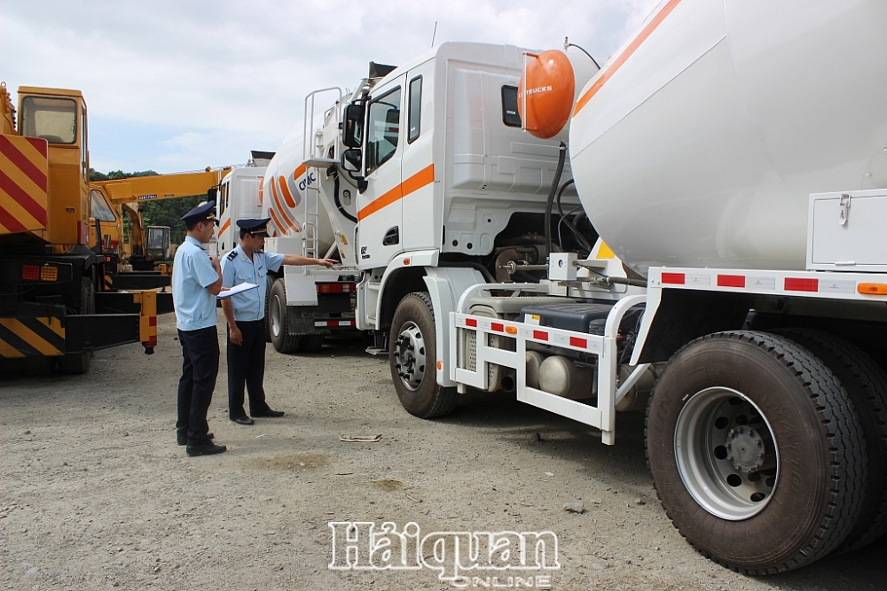 CBCC Hải quan Hữu Nghị kiểm tra mặt hàng ô tô NK. Ảnh: H.Nụ 3525-img-1227