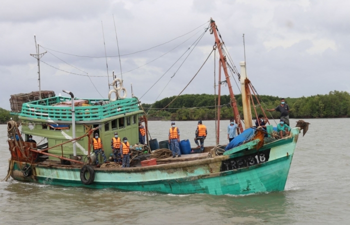 Cảnh sát biển bắt giữ tàu cá đánh bắt hải sản trái quy định IUU trên vùng biển Tây Nam