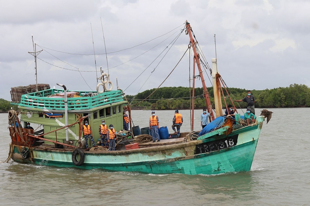 Lực lượng Cảnh sát biển bắt giữ tàu cá CM-99275-TS vi phạm IUU.