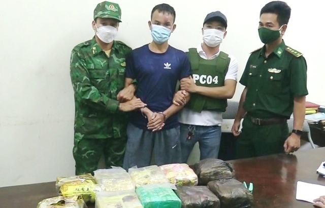 Hà Tĩnh: Bắt giữ đối tượng vận chuyển 10 kg ma túy tổng hợp