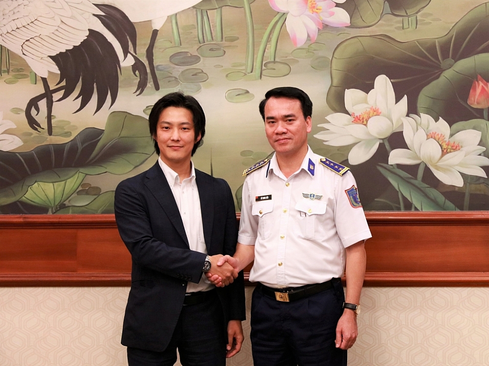 Ông Ikeda Ryusuke -  Vụ Quản lý hạ tầng, JICA trụ sở chính (trái), và Đại tá Vũ Trung Kiên - Phó Tư lệnh Bộ Tư lệnh Cảnh sát biển Việt Nam - (phải), chụp ảnh kỷ niệm.
