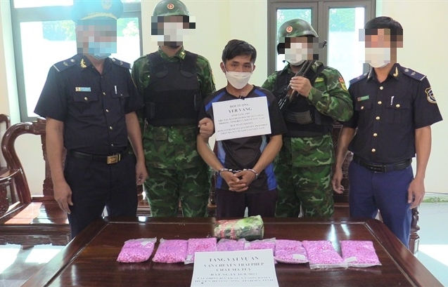 Hải quan Hà Tĩnh phối hợp bắt đối tượng vận chuyển 1 kg ketamin và 7.500 viên ma túy
