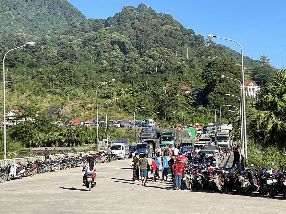 Hàng hoá tại cửa khẩu quốc tế Nậm Cắn cũng tấp nập hơn. Ảnh: H. Dịu Hàng hoá tại cửa khẩu quốc tế Nậm Cắn cũng tấp nập hơn. Ảnh: H. Dịu