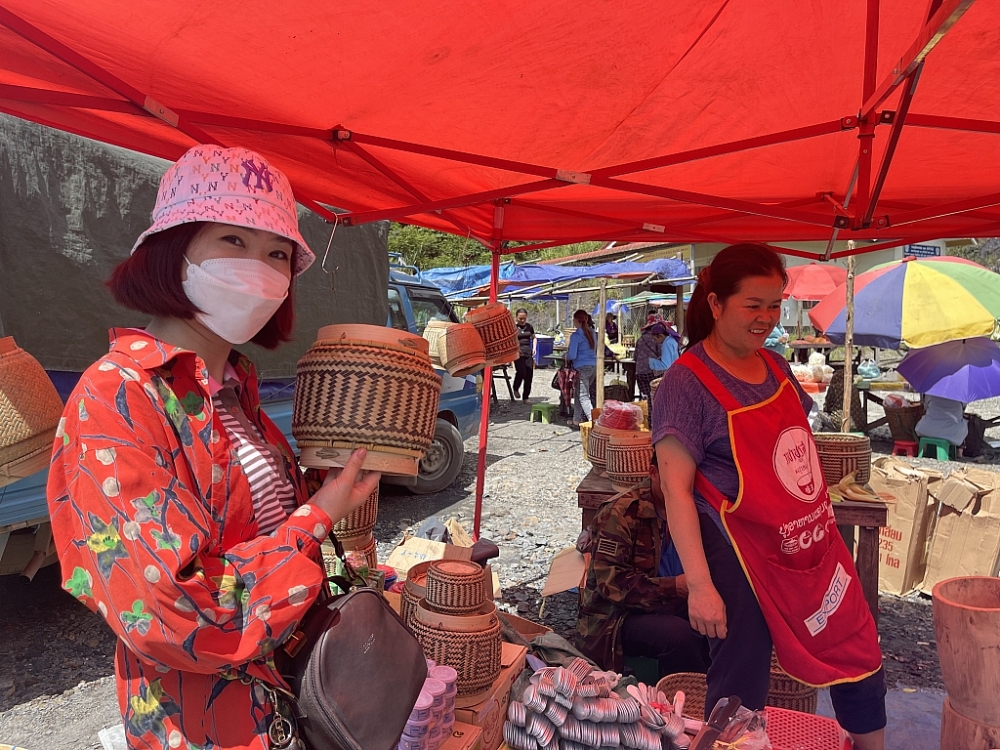 Chợ phiên tại cửa khẩu quốc tế Nậm Cắn cũng thu hút lượng lớn khách du lịch thăm quan, mua sắm. Ảnh: H.Nụ Chợ phiên tại cửa khẩu quốc tế Nậm Cắn cũng thu hút lượng lớn khách du lịch thăm quan, mua sắm. Ảnh: H.Nụ