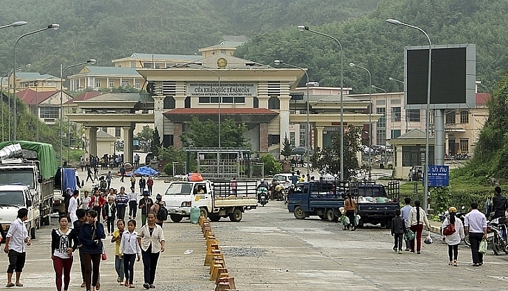 Hoạt động giao thương hàng hoá, qua lại tại cửa khẩu quốc tế Nậm Cắn tăng lên kể từ khi chợ phiên được mở lại. Ảnh: H.Nụ