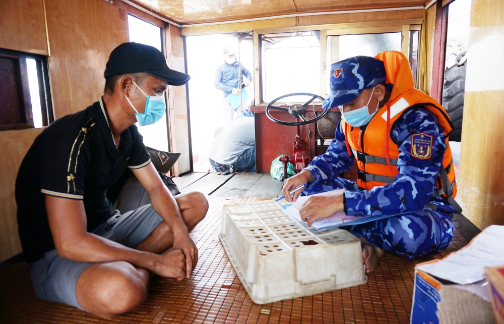 Cảnh sát biển tạm giữ tàu không số vận chuyển hơn 15.000 lít dầu bất hợp pháp