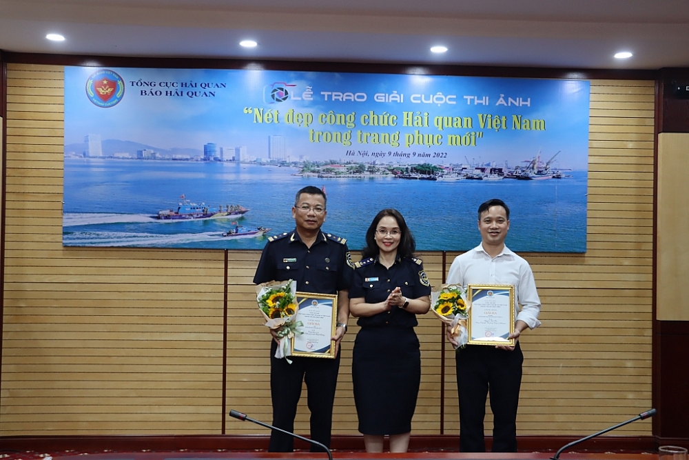 Những tác phẩm xuất sắc của cuộc thi “Nét đẹp công chức Hải quan Việt Nam trong trang phục mới”
