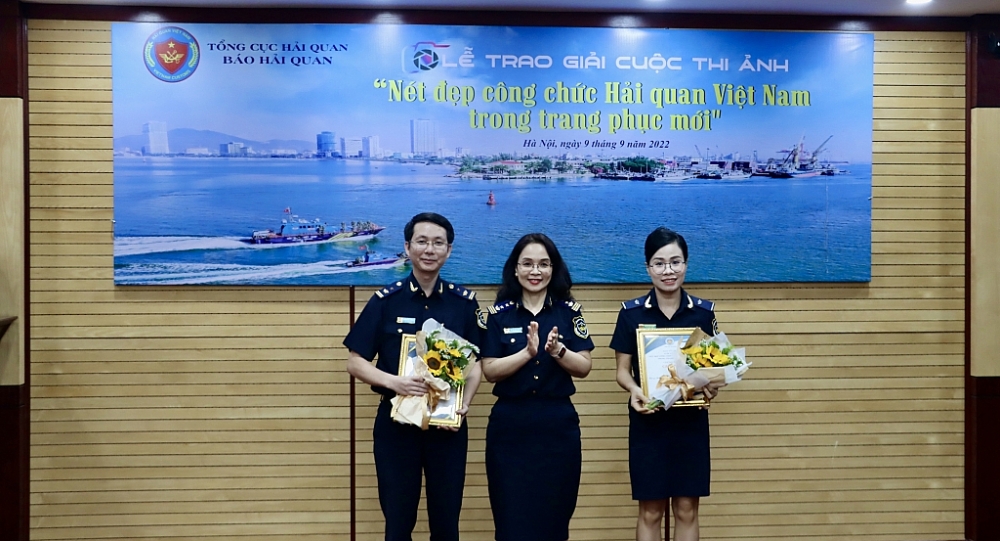 Trưởng Ban tổ chức, Tổng Biên tập Tạp chí Hải quan Vũ Thị Ánh Hồng trao giải Nhì cho các tác giả đạt giải. Ảnh: T.Binh