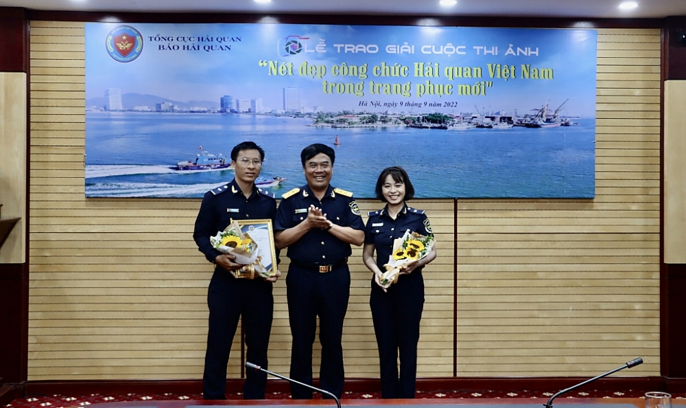Phó Tổng cục trưởng Nguyễn Văn Thọ trao giải Nhất cho tác giả đế từ Cục Hải quan Cần Thơ. Ảnh: T.Bình