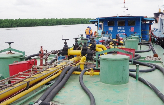 Cảnh sát biển liên tiếp bắt giữ tàu vận chuyển xăng, dầu bất hợp pháp