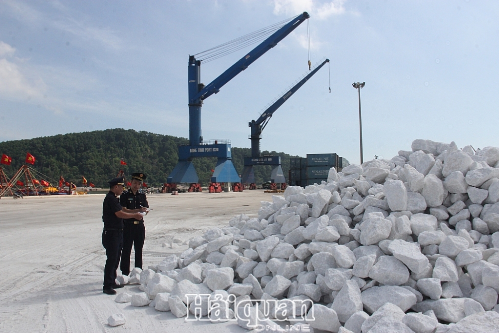 Công chức Hải quan cửa khẩu cảng Cửa Lò kiểm tra mặt hàng đá vôi XK. Ảnh: H.Nụ