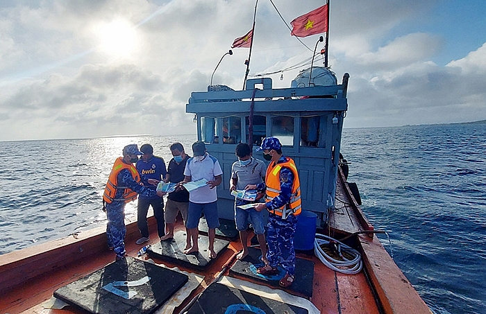 Bộ Tư lệnh Vùng Cảnh sát biển 2 tuyên truyền cho ngư dân đang đánh bắt thuỷ sản trên vùng biển Cồn Cỏ (Quảng Trị) không vi phạm IUU.