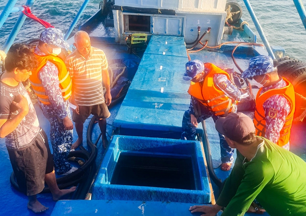 Lực lượng Cảnh sát biển đang kiểm tra số dầu DO trái phép trên tàu.