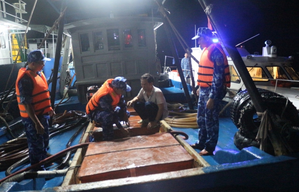 Cảnh sát biển bắt giữ tàu vận chuyển khoảng 80.000 lít dầu DO trái phép