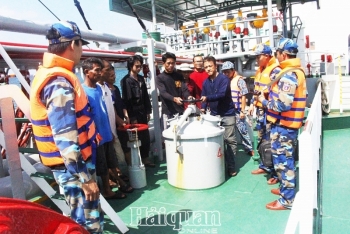 Cảnh sát biển bắt tàu nước ngoài sang mạn trái phép 350.000 lít dầu DO