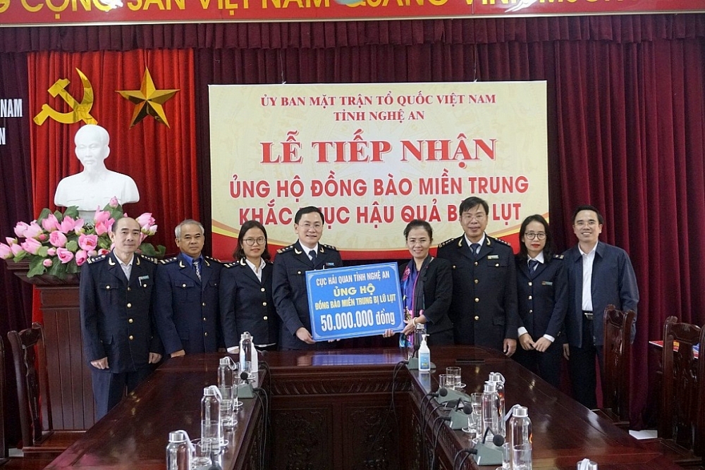 Đại diện lãnh đạo Cục Hải quan Nghệ An đã trao số tiền này đến Ủy ban mặt trận tổ quốc tỉnh Nghệ An. Ảnh: Trà My