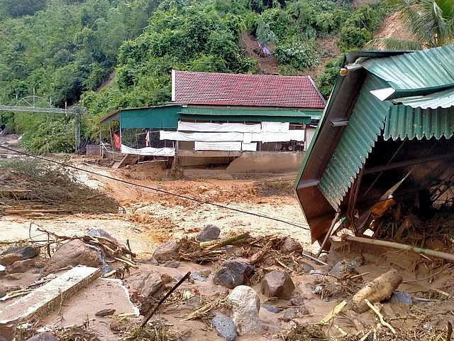 Khung cảnh tan hoang tại thị trấn Mường Xén, huyện Kỳ Sơn sau khi lũ quét đi qua. Ảnh: TTXVN
