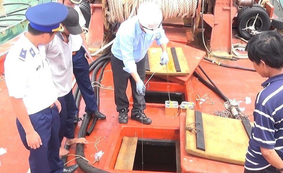 Lực lượng Vùng Cảnh sát biển 3 kiểm tra tàu chở dầu vi phạm. Ảnh: Đức Thịnh