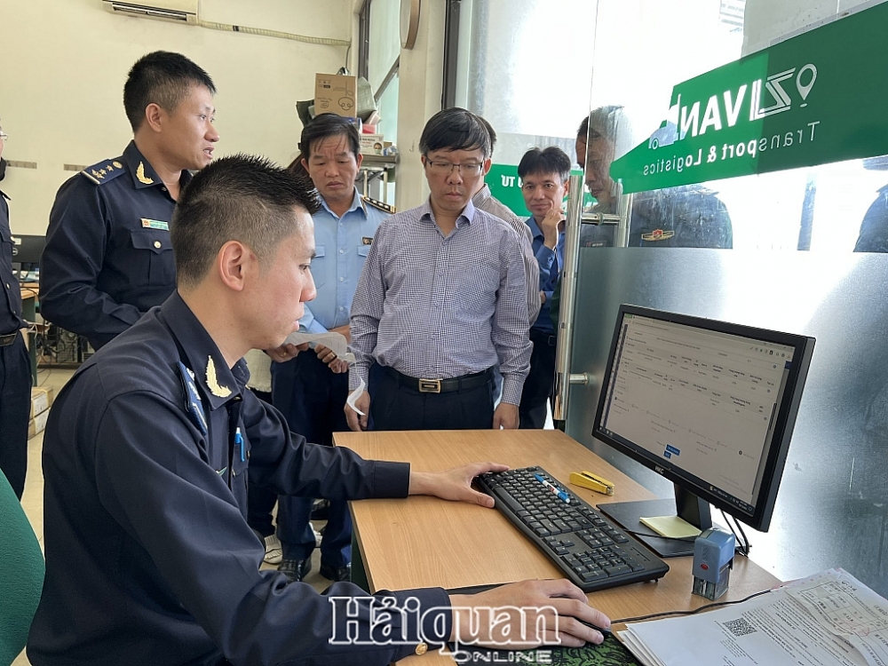 Phó Tổng cục trưởng Lưu Mạnh Tưởng kiểm tra quy trình tiếp nhận, xử lý thông tin trên Nền tảng cửa khẩu số của cơ quan Hải quan tại cửa khẩu quốc tế Hữu Nghị. Ảnh: H.Nụ