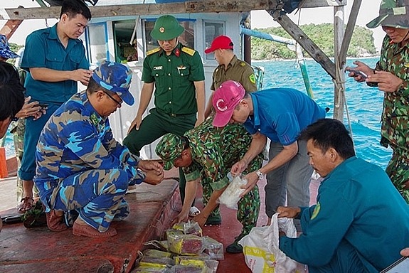 rung đoàn 152 và lực lượng biên phòng, cảnh sát biển dùng thuyền đưa các gói nghi là ma túy từ Hòn Từ về xã đảo Thổ Châu.