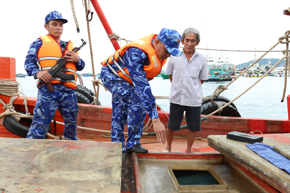 Lực lượng chức năng Cảnh sát biển kiểm tra hàng hóa trên tàu vi phạm KG-93878-TS.