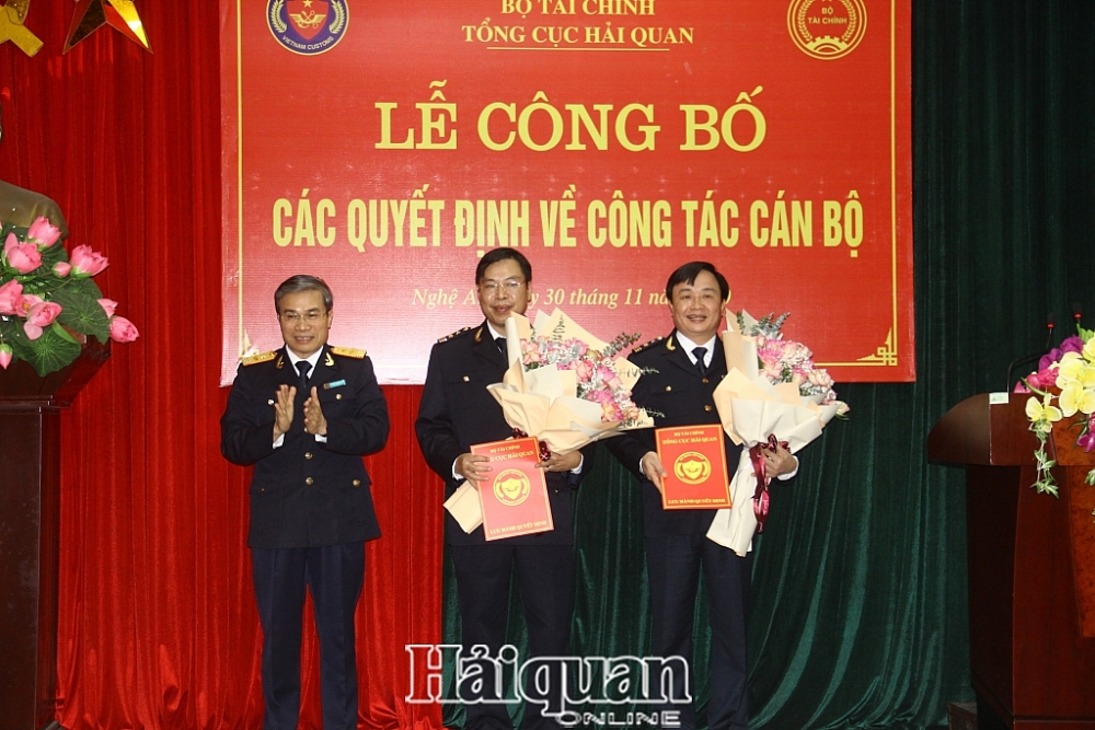 Phó Tổng cục trưởng Nguyễn Dương Thái (bên trái) trao quyết định và tặng hoa cho hai tân Phó Cục trưởng Cục Hải quan Nghệ An. Ảnh: H. Vinh