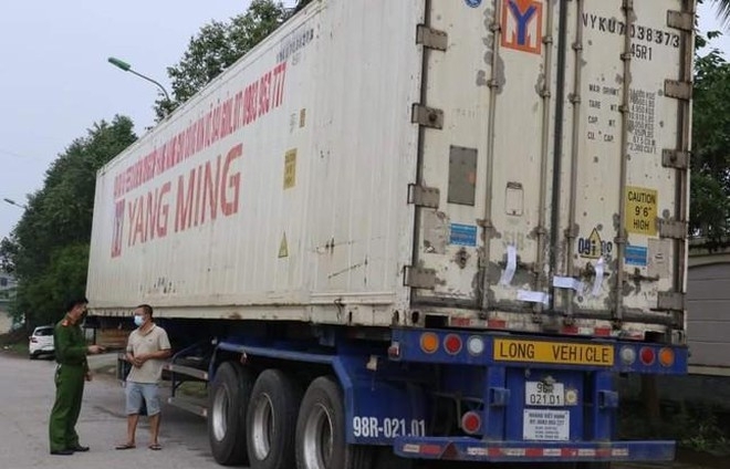 Nghệ An: Phát hiện xe container chở hàng nghìn chai rượu ngoại không rõ nguồn gốc