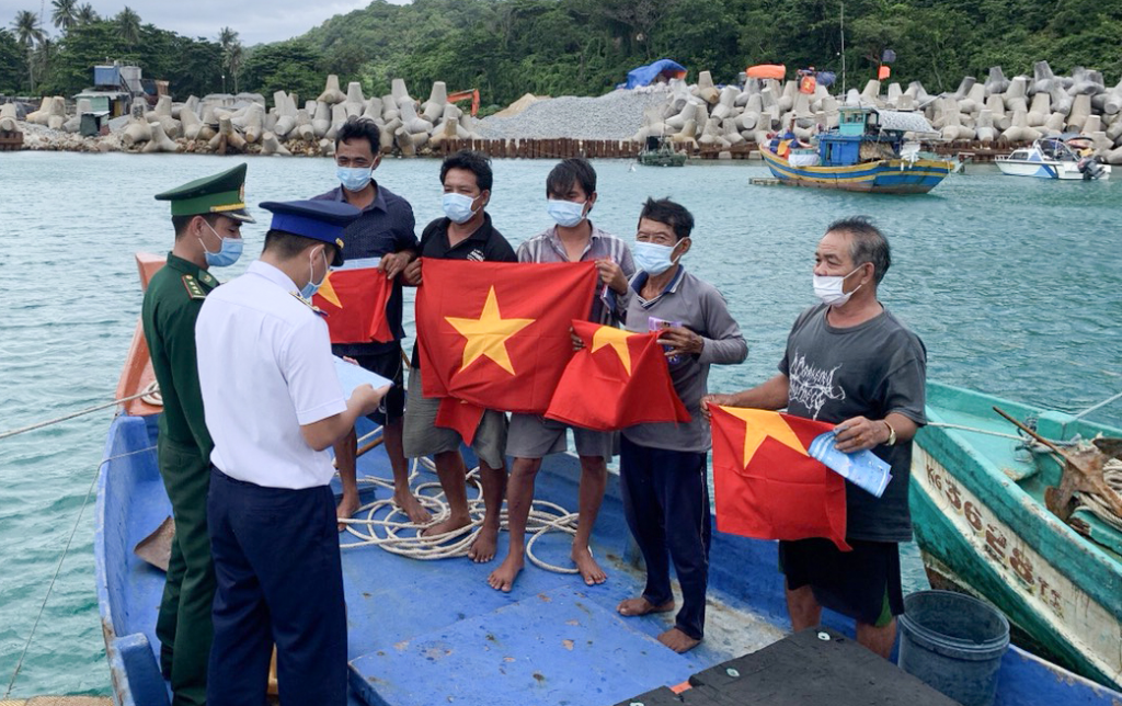 Trạm Cảnh sát biển số 4 tuyên truyền pháp luật, tặng cờ Tổ quốc cho các ngư dân. 