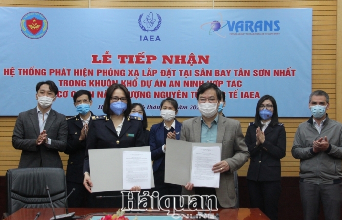 Hải quan tiếp nhận hệ thống phát hiện phóng xạ lắp đặt tại sân bay Tân Sơn Nhất