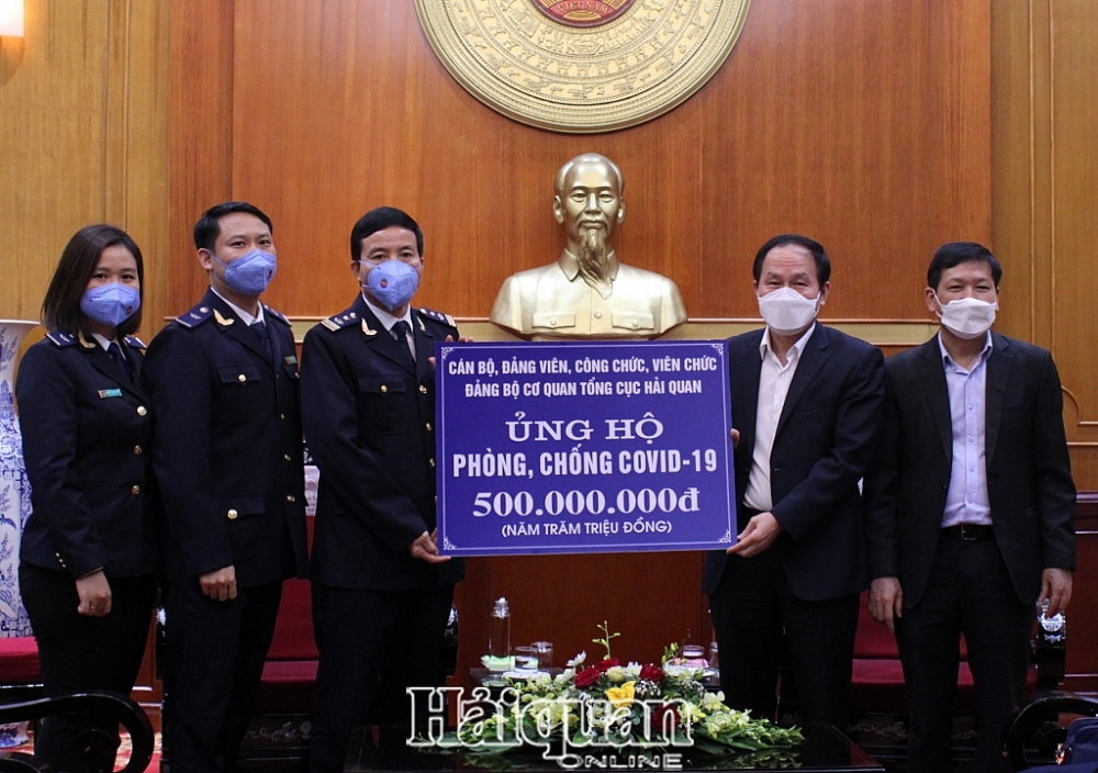 Đại diện Hải quan Việt Nam, ông Nguyễn Xuân Phương đã trao 500 triệu đồng ủng hộ phòng chống dịch Covid-19 cho Ủy ban Mặt trận Tổ quốc Việt Nam. Ảnh: H.Nụ