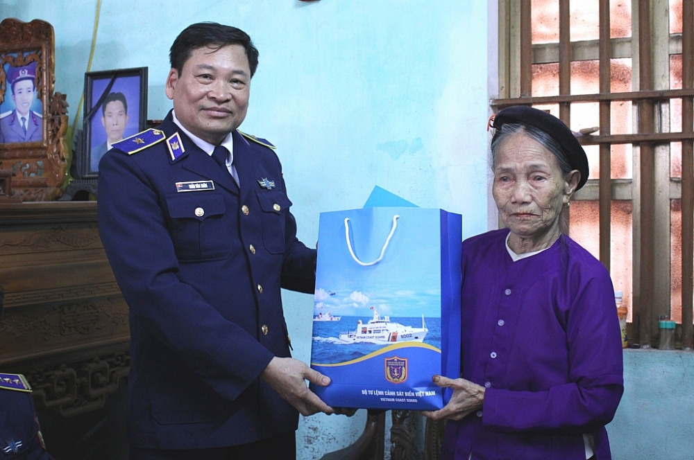 Thiếu tướng Trần Văn Xuân thăm hỏi và tặng quà cho gia đình bà Trương Thị Thúy tại thôn Dầu xã Ngũ Kiên, huyện Vĩnh Tường (vợ Liệt sỹ). Ảnh: H.Nụ