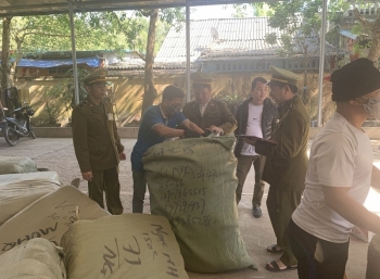 Lạng Sơn: Thu giữ lô hàng lậu trị giá trên 200 triệu đồng chờ xác minh