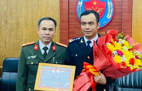 Cục trưởng Hải quan Hà Tĩnh nhận giấy khen Phong trào toàn dân bảo vệ an ninh Tổ quốc