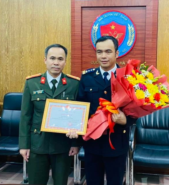 Đại diện Công an tỉnh Hà Tĩnh đã trao giấy khen và hoa chúc mừng ông Nguyễn Hồng Linh.