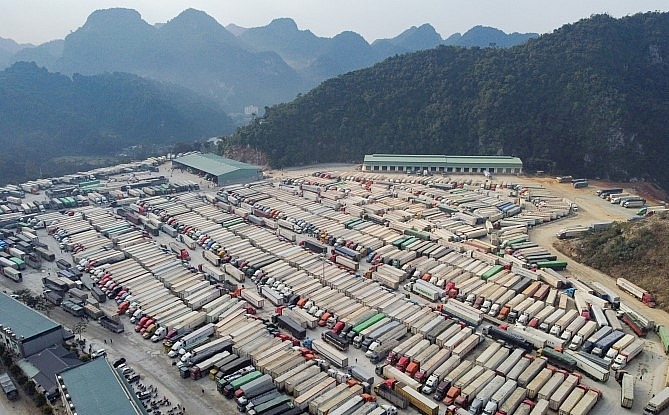Lượng hàng hóa ùn ứ tại bến bãi, dọc quốc lộ ở khu vực cửa khẩu Tân Thanh ước tính lên tới trên 4.000 container.