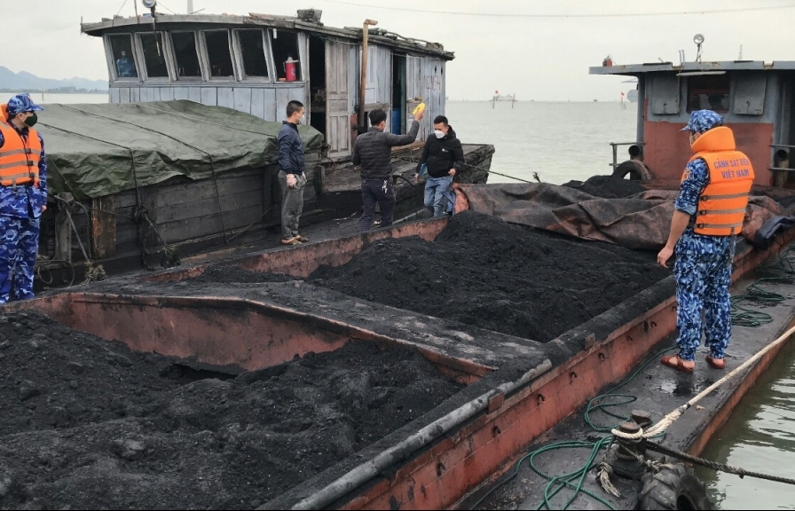 Cảnh sát biển bắt giữ 2 tàu chở 220 tấn than không rõ nguồn gốc