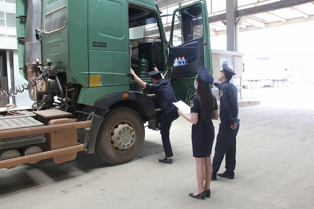 Công chức Hải quan Cầu Treo thực hiện kiểm tra phương tiện vận tải nhằm ngăn chặn hành vi vi phạm về vận chuyển hàng hóa trái phép qua cửa khẩu. Ảnh: H.Nụ