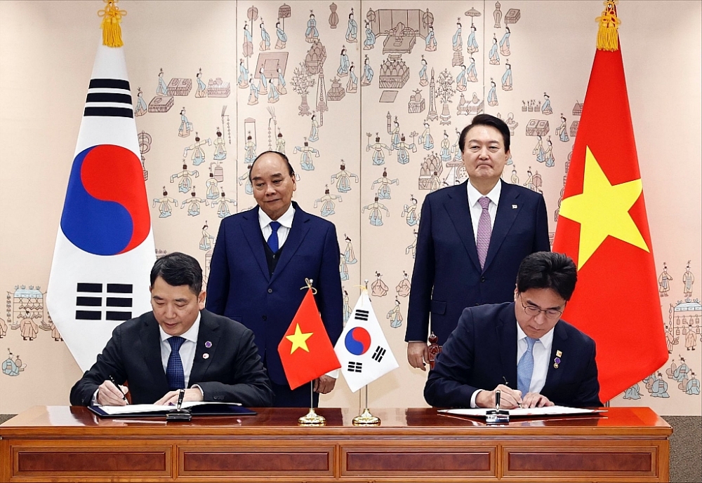 Chủ tịch nước Nguyễn Xuân Phúc và Tổng thống Hàn Quốc Yoon Suk Yeol chứng kiến lễ ký Nghị định thư về hợp tác và hỗ trợ lẫn nhau trong lĩnh vực hải quan đại diện Bộ Tài chính Việt Nam và Hải quan Hàn Quốc.