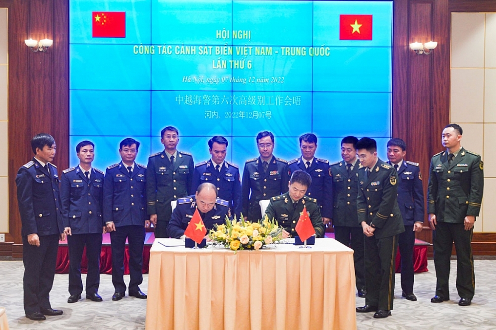 hiếu tướng Lê Quang Đạo - Tư lệnh Cảnh sát biển Việt Nam và Thiếu tướng Uất Trung - Cục trưởng Cục Cảnh sát biển Trung Quốc ký biên bản ghi nhớ.