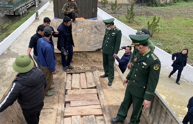 Hải quan Nghệ An: Tạm giữ 78 thanh gỗ quý ngụy trang dưới gầm xe đầu kéo