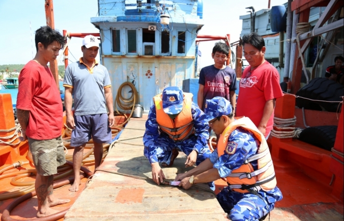 Cảnh sát biển bắt giữ tàu cá chở 60.000 lít dầu DO không rõ nguồn gốc